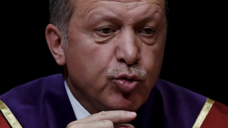 Erdogan menace de supprimer la Cour constitutionelle, vexé qu'elle ait libéré les journalistes