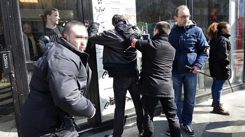 Un journaliste de RT France contrôlé par la police à la manifestation contre la Loi Travail (VIDEO)