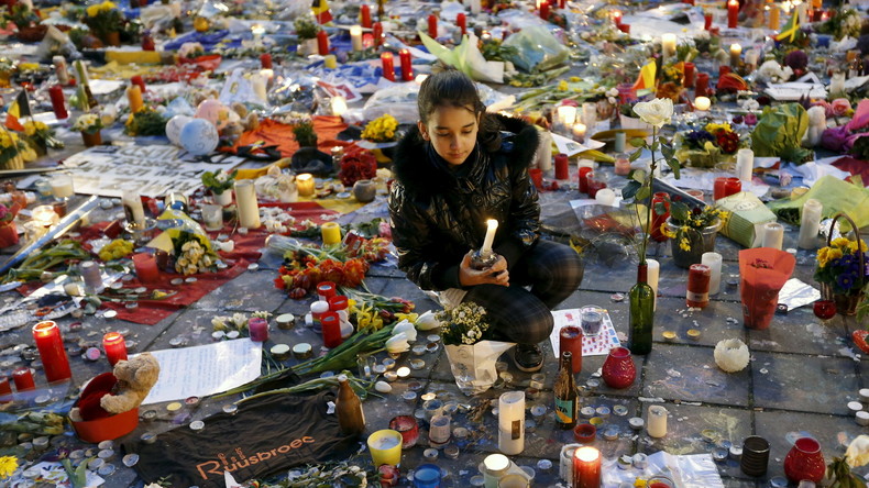 Place de la Bourse à Bruxelles, les Belges rendent un hommage fleuri aux victimes des attentats