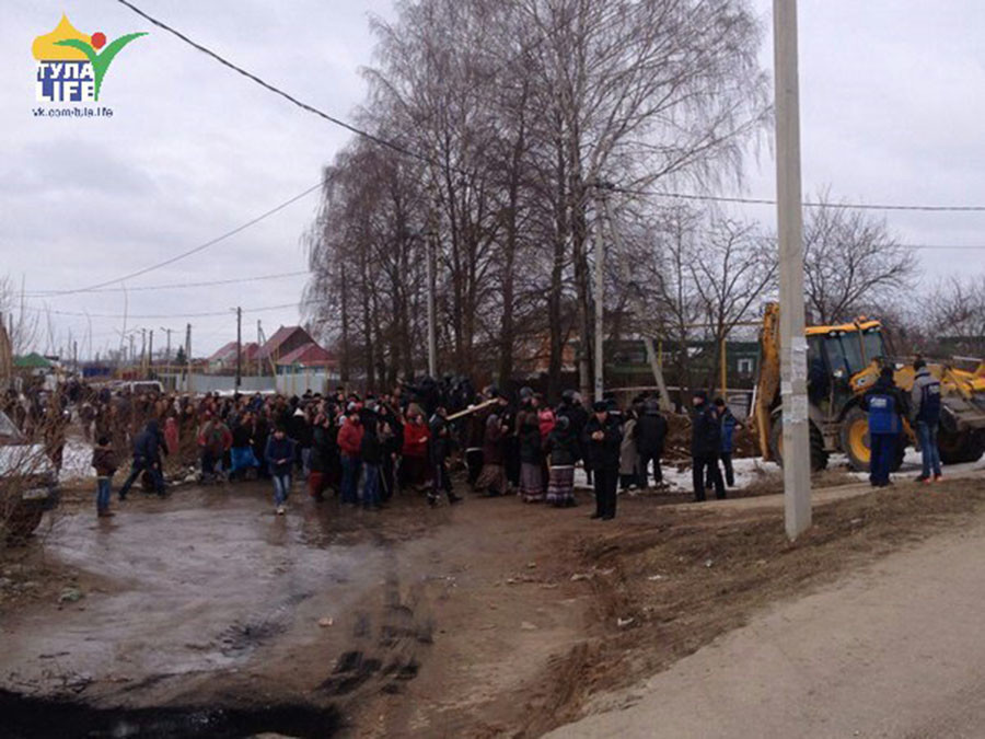 En Russie, 500 policiers viennent déloger un camp de Roms après une émeute (PHOTOS, VIDEOS CHOC)