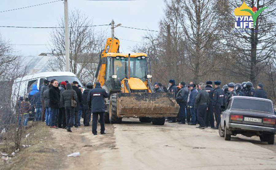 En Russie, 500 policiers viennent déloger un camp de Roms après une émeute (PHOTOS, VIDEOS CHOC)