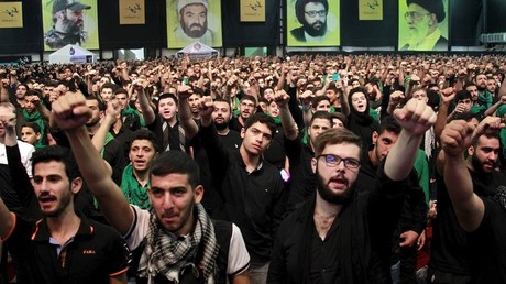 Des supporters du Hezbollah manifestent leur soutien lors d'un meeting de l'organisation libanaise
