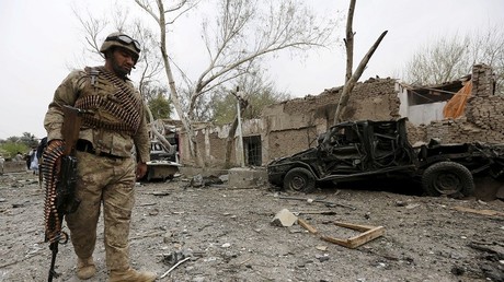 Après un attentat, un policier afghan inspecte la scène du crime