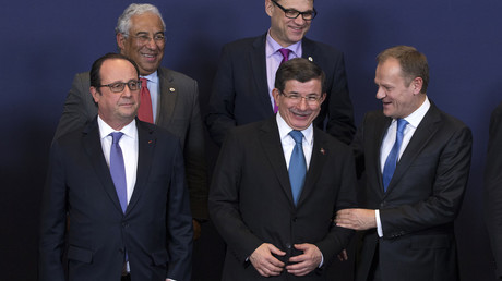 Le Premier ministre turc Ahmet Davutoglu pose avec des leaders de l'UE durant le sommet UE-Turquie sur la crise des migrants.