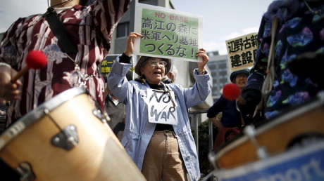 Manifestation contre la relocalisation de la base militaire américaine d'Okinawa en avril 2015