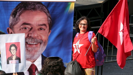 Une partisane de Dilma Roussef et de l'ex-président Lula manifeste à Sao Paulo le 18 mars dernier