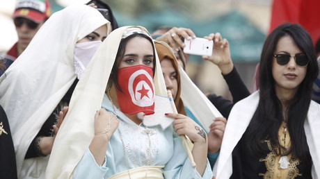 Des femmes en habit traditionnel à Tunis, le jour de l'anniversaire de l'indépendance de la Tunisie le 20 mars 2016