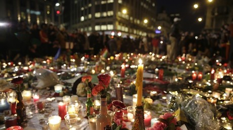 Un mémorial spontané a été dressé Place de la Bourse, en hommage aux victimes