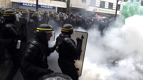 Rassemblement sous très haute tension entre policiers et manifestants à Paris