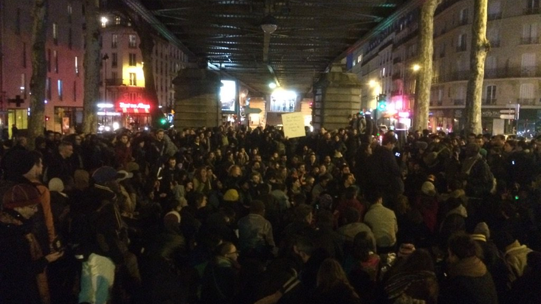 Paris : «Nuit debout» empêche l'évacuation des migrants de Stalingrad par la police (PHOTOS)