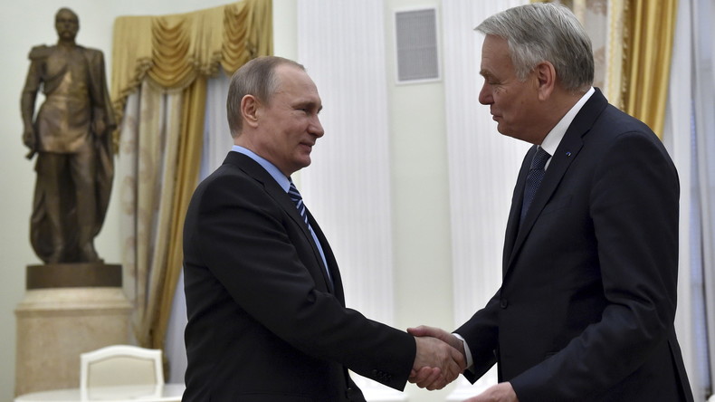En visite à Moscou, Jean-Marc Ayrault a convié Vladimir Poutine en France au mois d’octobre