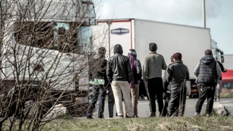 A Calais, les migrants bloquent les axes routiers avec des troncs d'arbre