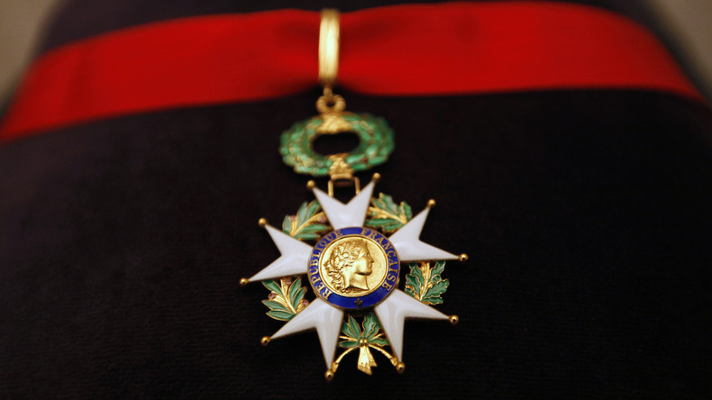 Le héros russe mort en Syrie décoré de la Légion d’honneur par une famille française