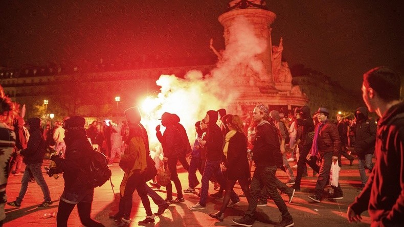 Paris : nouveaux incidents à République dans la nuit, un véhicule de police incendié