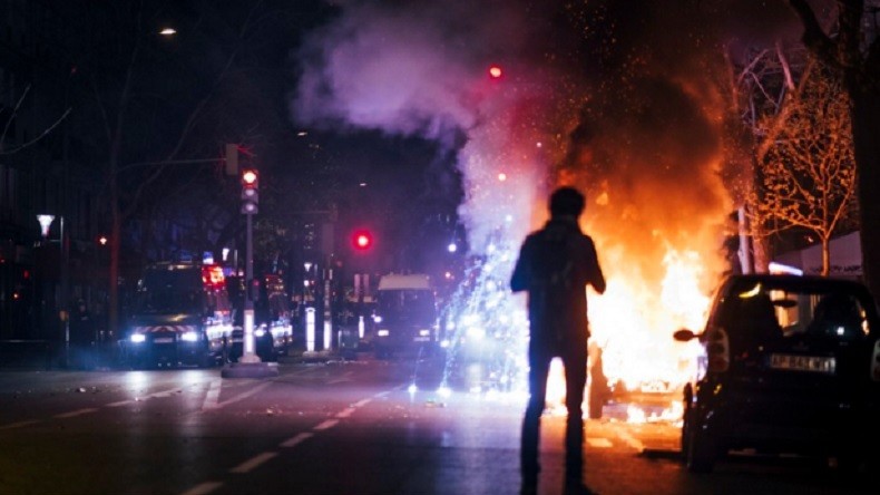 Paris : 27 interpellations pour de violents heurts après la dispersion de Nuit Debout (IMAGES)
