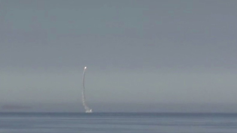 Un sous-marin russe tire des missiles de croisière Kalibr lors d’exercices en Arctique (VIDEO)