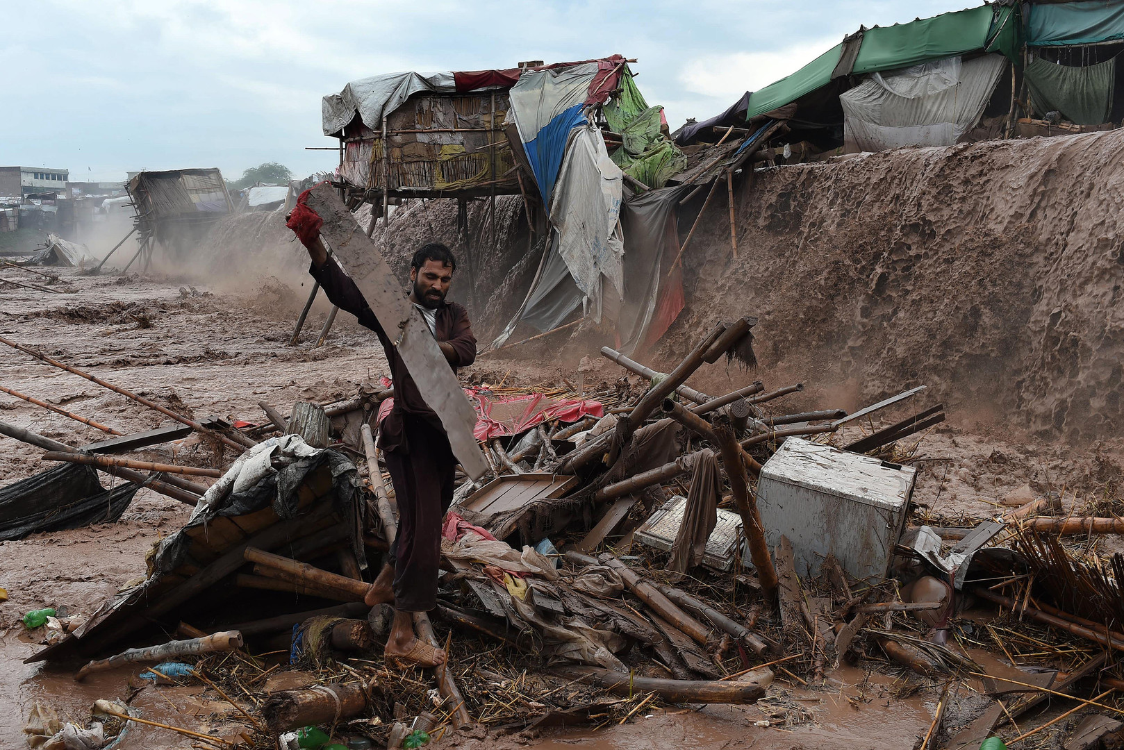 Des pluies torrentielles causent la mort d'une cinquantaine de personnes au Pakistan (VIDEO)