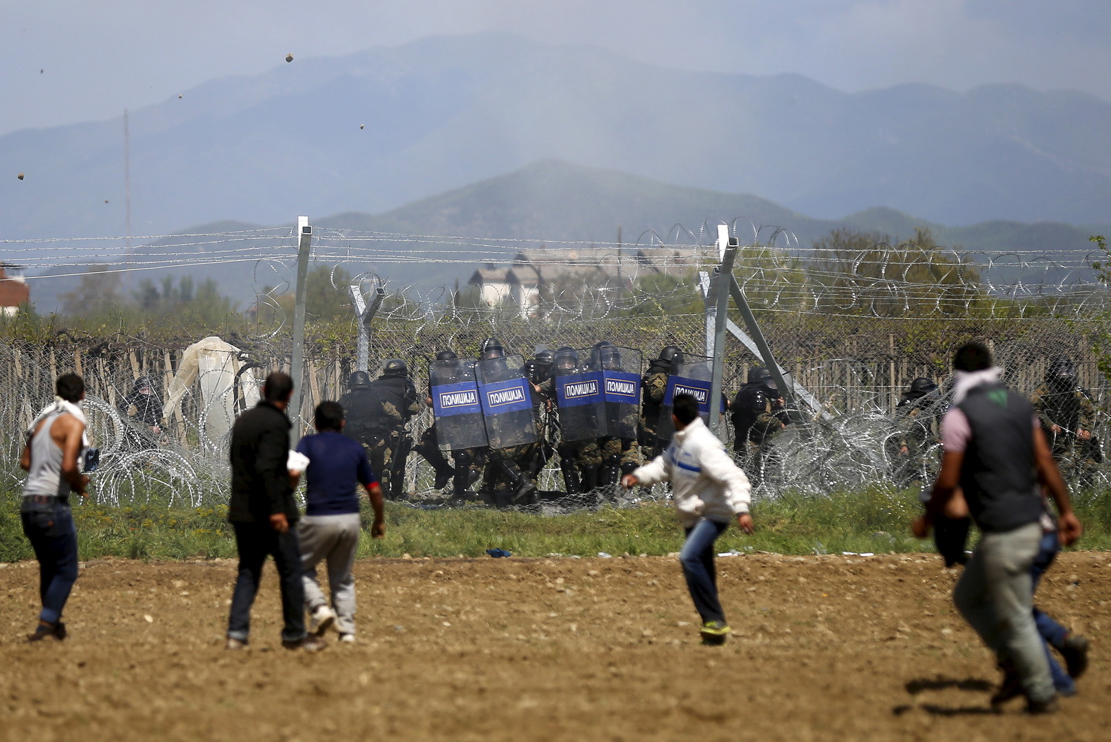 Grèce: au moins «260 migrants blessés» à Idomeni après l'usage de gaz lacrymogènes (PHOTOS, VIDEOS)
