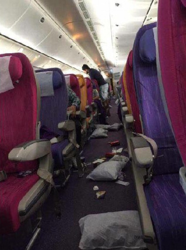 De violentes turbulences envoient six passagers à l’hôpital (PHOTOS CHOCS)