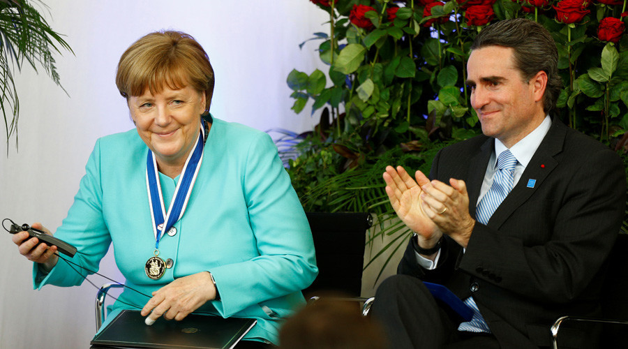 Le prix décerné à Angela Merkel pour la crise migratoire et quatre autres prix bizarres