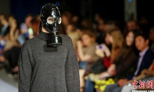 Des mannequins défilent armés de kalachnikovs à la Fashion Week du Kazakhstan