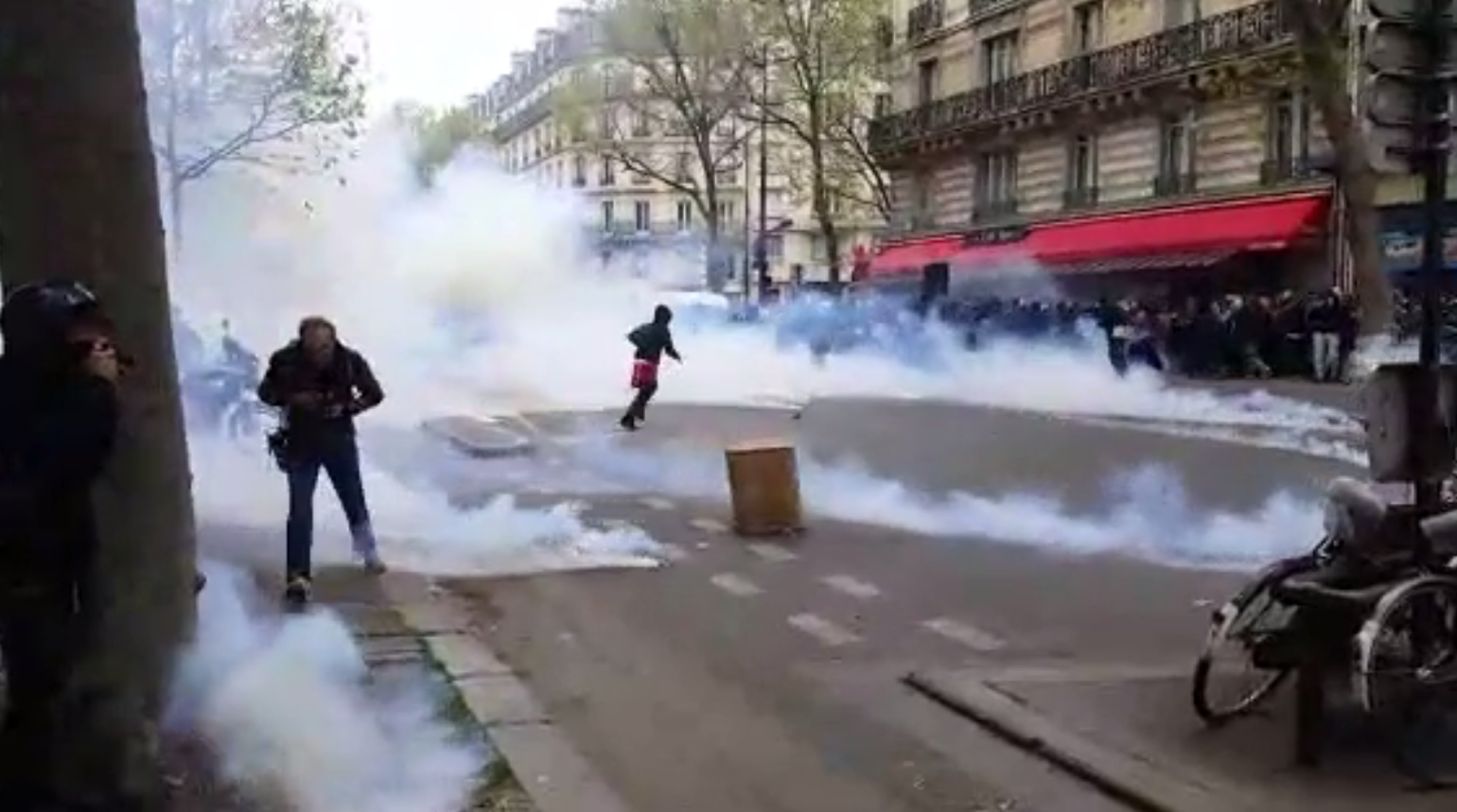 En images : gaz lacrymogènes, blessés, voitures défoncées à Paris (VIDEO, IMAGES PERTURBANTES)