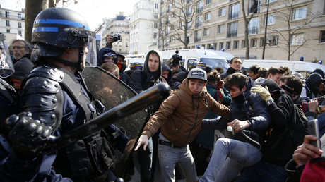 Des manifestants face aux policiers à Paris ce mardi 5 avril