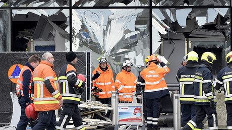 Une fenêtre brisée de l'aéroport de Bruxelles après les attentats du 22 mars dernier