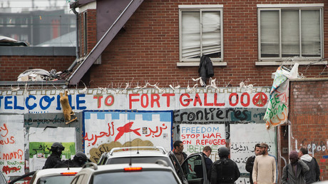 La police évacue un squat de migrants dans le centre de Calais
