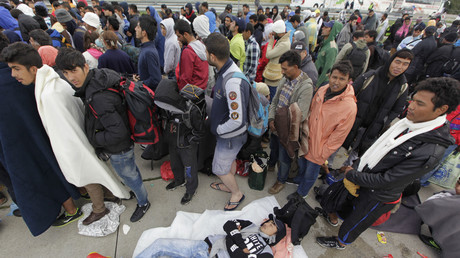 Des migrants attendent en Hongrie pour embarquer dans des bus qui les mèneront à la frontière autrichienne.