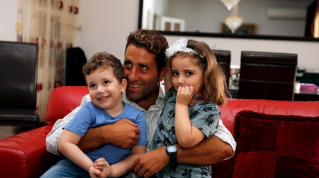 Noah et Lahela avec leur père Ali Zeid al-Amin 
