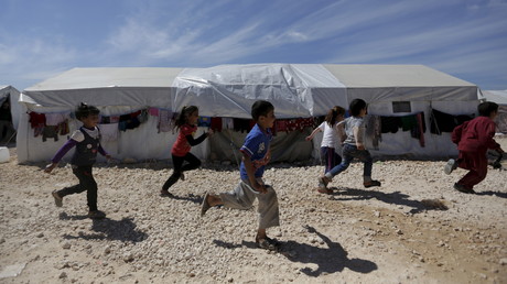 Des enfants courent dans un camp de personnes déplacées au nord de la Syrie 