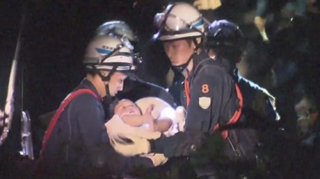 Le sauvetage d'un bébé pris sous les décombres après le séisme au Japon