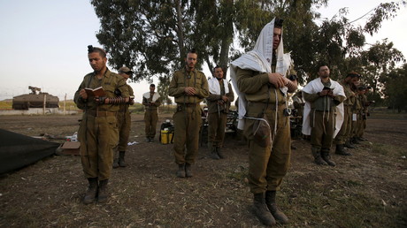Des soldats israéliens prient près de la ligne de cessez-le-feu avec la Syrie sur le plateau du Golan 