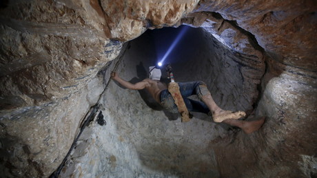 Sept travailleurs palestiniens comme celui que l'on voit sur cette l'image ont été piégés alors que l'armée égyptienne a inondé un tunnel reliant la bande de Gaza à la péninsule du Sinaï. 