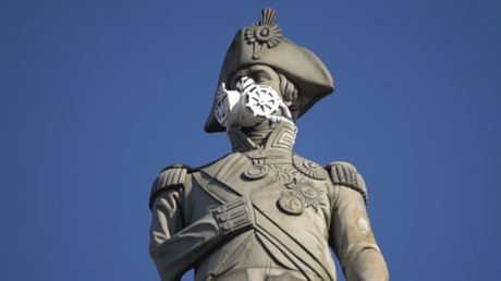 Greenpeace dénonce la pollution de l’air en affublant la statue de l’amiral Nelson d’un masque à gaz