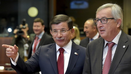 Le Premier ministre turc Ahmet Davutoglu et le président de la Commission européenne Jean-Claude Juncker