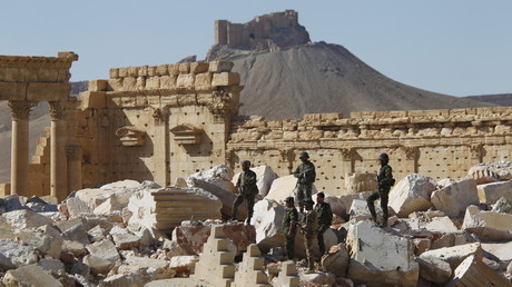 Des soldats de l'armée syrienne dans la vieille ville de Palmyre, après l'avoir reprise à l'Etat islamique le 1er avril 2016.