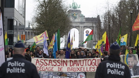 Des Kurdes brandissent une pancarte contre le Premier ministre turc Ahmet Davutoğlu lors du sommet Union européenne-Turquie à Bruxelles le 7 mars 2016.