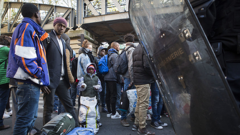 Plus d'un millier de migrants à nouveau évacués du campement Stalingrad à Paris (PHOTOS)