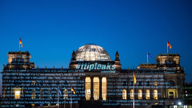 Greenpeace affiche les négociations du TAFTA en avant-première sur le Reichstag