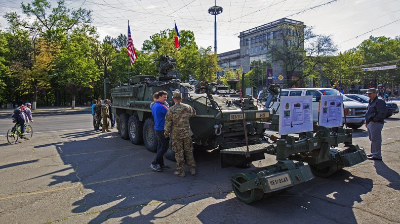 Des manifestants anti-OTAN chassent des soldats américains de Chisinau (VIDEO)