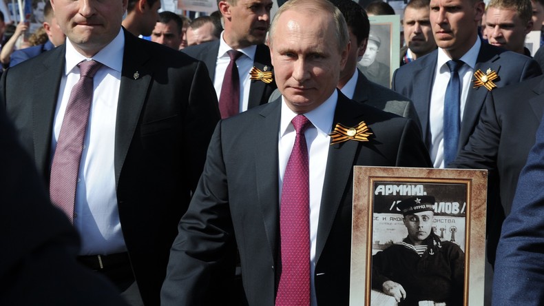 Vladimir Poutine prend la tête de la marche du Régiment immortel à Moscou avec une photo de son père