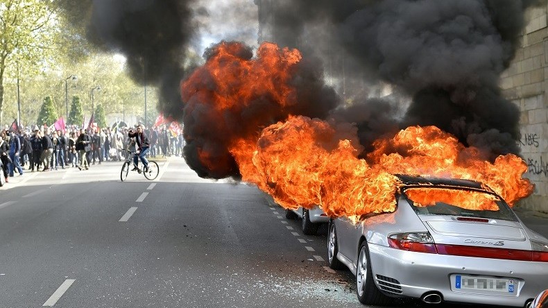 Loi travail : Un nouveau policier accuse le gouvernement d’avoir laissé faire les casseurs