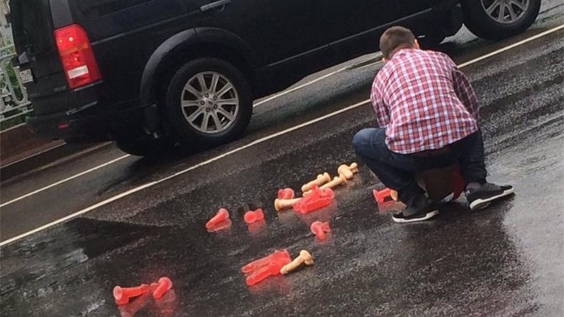 Une cargaison de godemichés jaillit d'un coffre à Moscou, la circulation perturbée