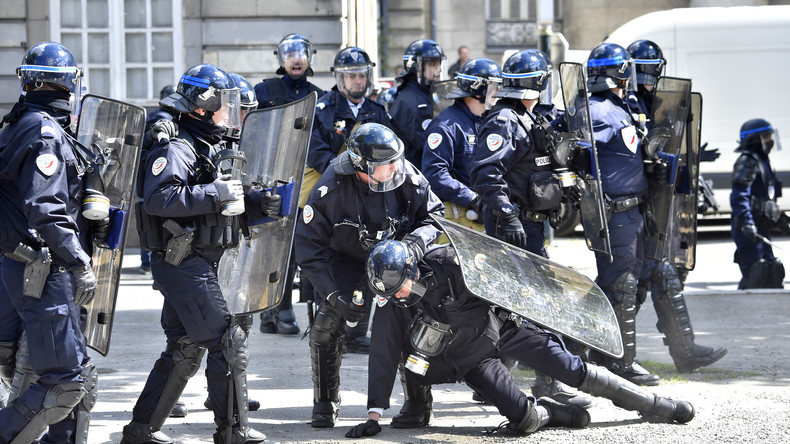 Loi Travail : la vidéo d'un policier lynché par des manifestants fait le tour du web