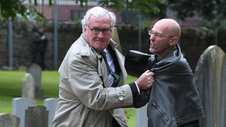 L'ambassadeur du Canada en Irlande plaque un protestataire lors d'une cérémonie (VIDEO)