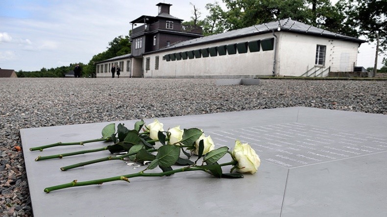 Des néo-nazis britanniques se photographient faisant le salut nazi dans le camp de Buchenwald