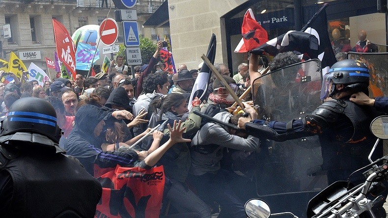 Loi travail : retour en images sur de nouvelles manifestations et de nouvelles violences (VIDEOS)