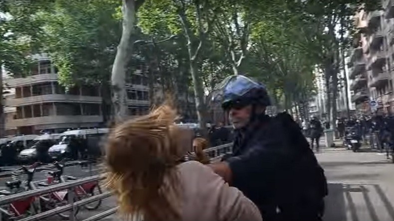 Un CRS repousse violemment une femme dans une manifestation à Toulouse : le net s’indigne (VIDEO)